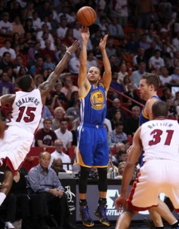  库里单节21分引爆全场勇士射落太阳豪取十连胜